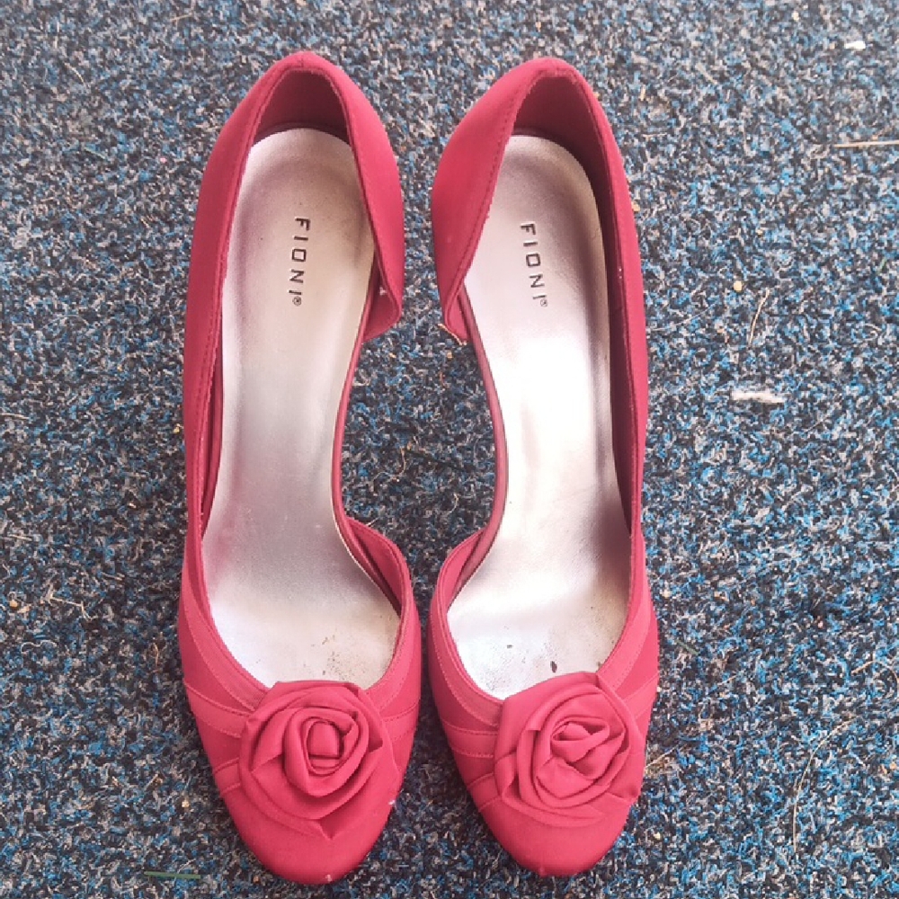 FIONI Clothing Women's Red Heels with Floral Accent